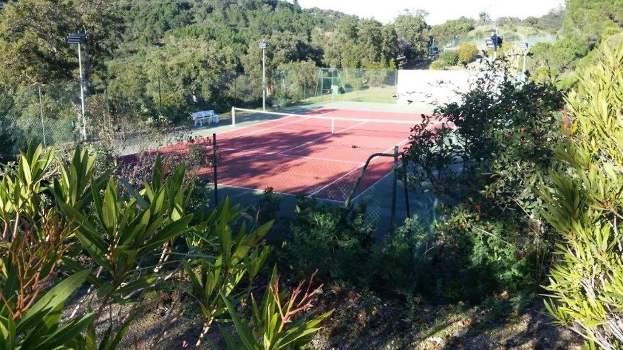 Appartement Climatise - Terrasse Avec Apercu Mer - Golf De St Tropez Les Issambres 0*,  France