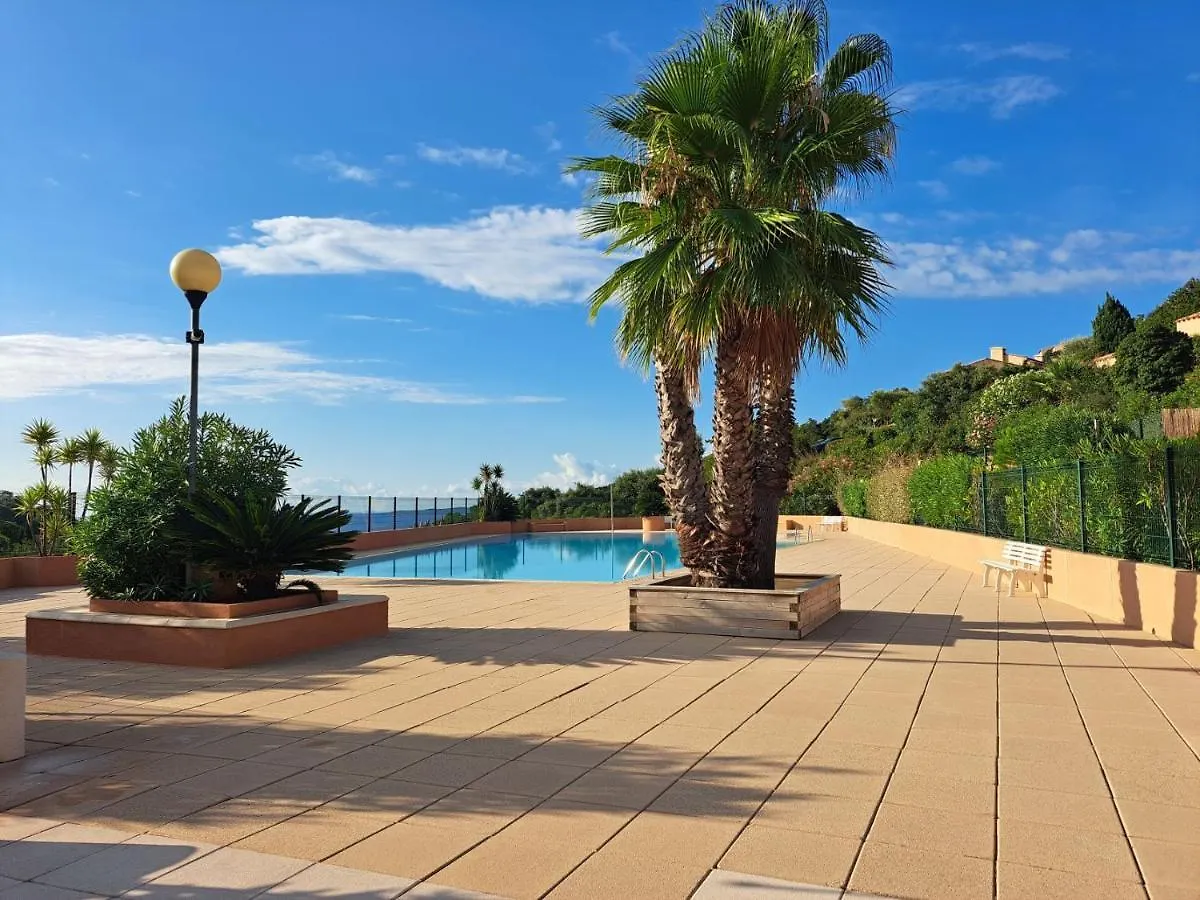 Appartement Climatise - Terrasse Avec Apercu Mer - Golf De St Tropez Les Issambres