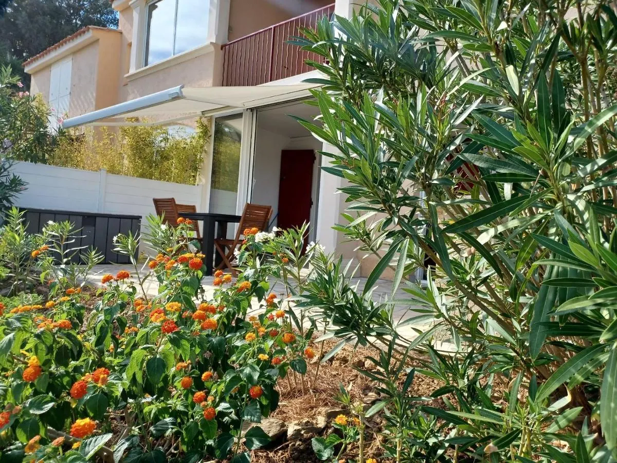 Appartement Climatise - Terrasse Avec Apercu Mer - Golf De St Tropez Les Issambres Apartment